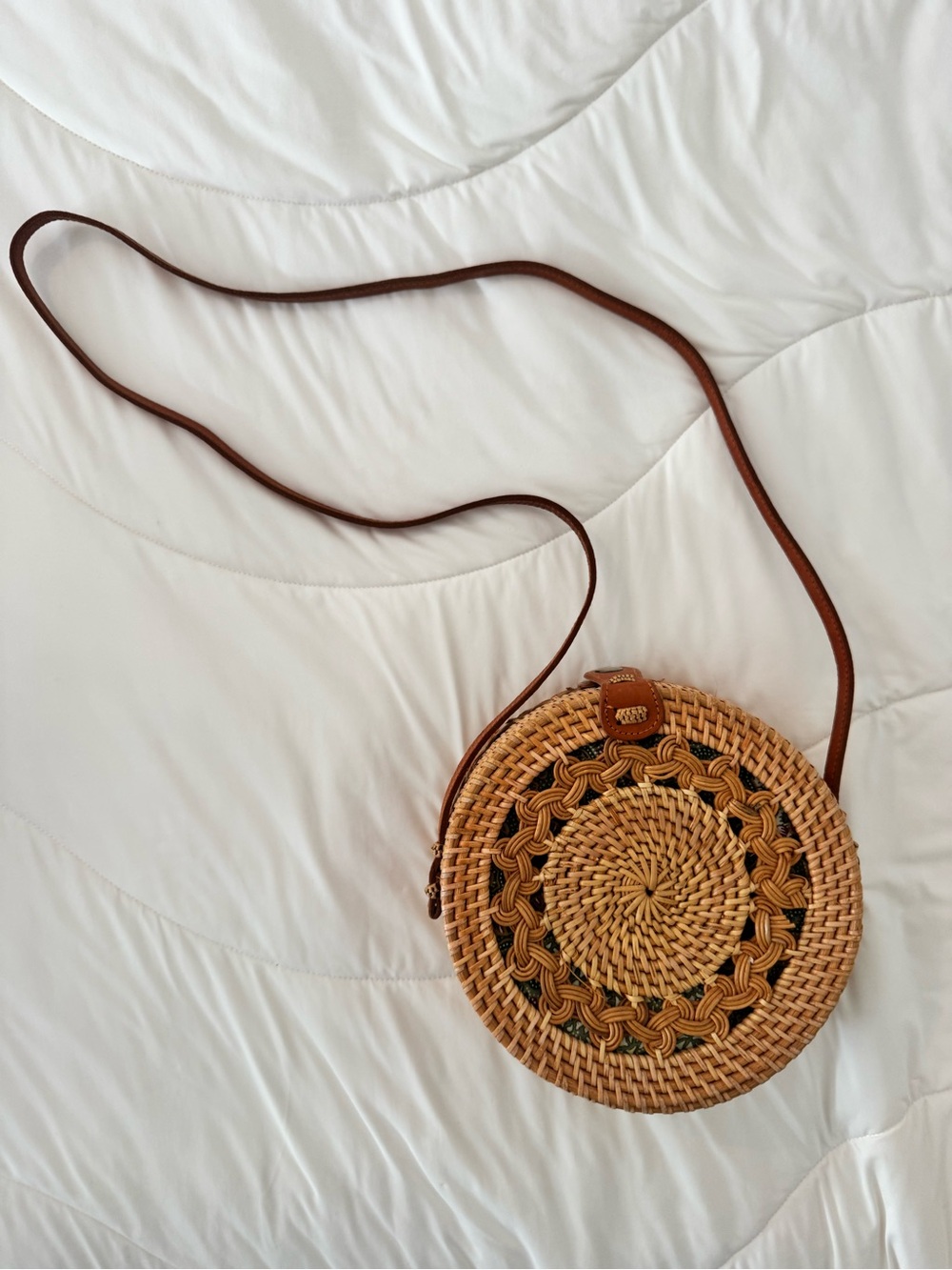 Beautiful Round Woven Crossbody Bag in Natural Brown